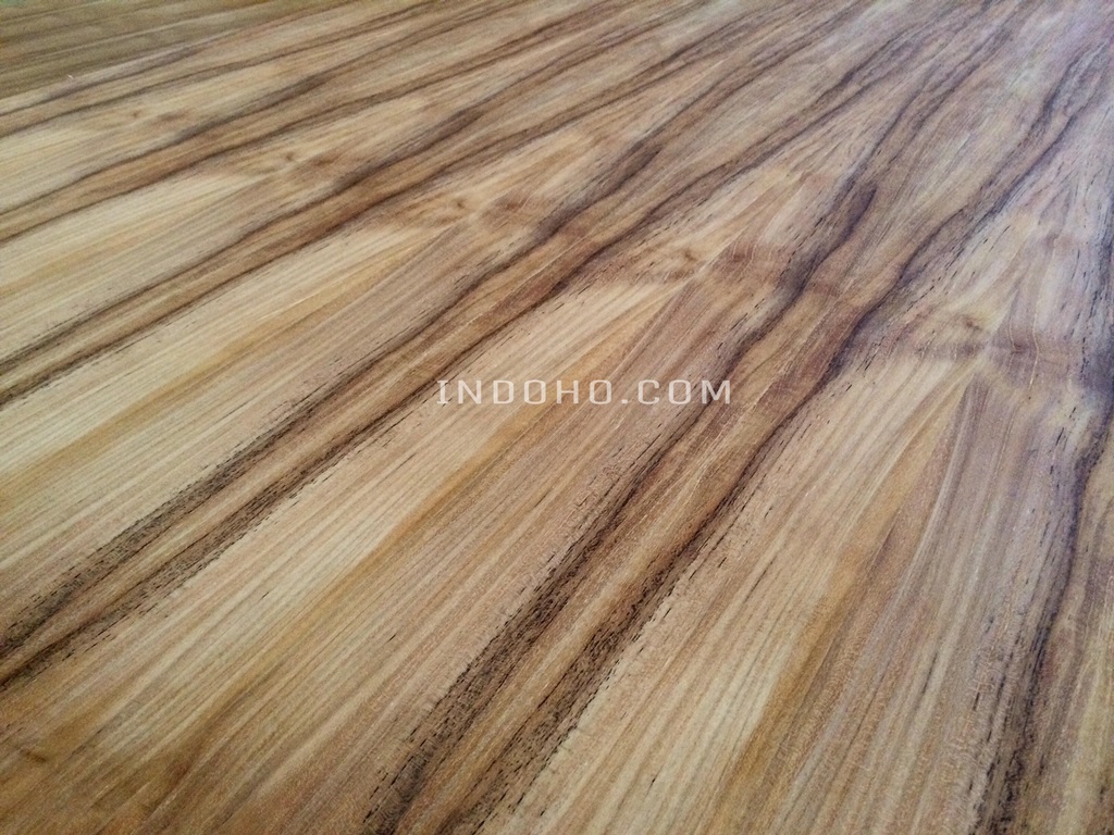 Detail serat emas eksklusif pada permukaan Fancy Plywood Jati PT. INDOHO.